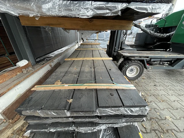 Ca. 50x douglas wisselsponning/ halfhoutsrabat zwart gecoat, 18x190mm, lengte 500cm - afbeelding 1 van  3