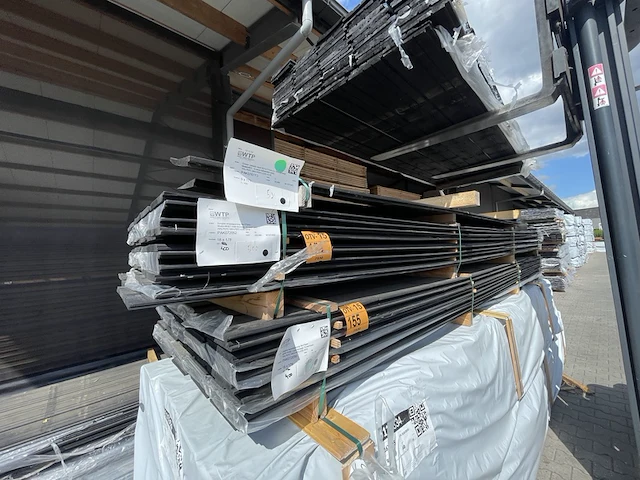 Ca. 50x douglas wisselsponning/halfhoutsrabat zwart gecoat, 18x190mm, lengte 400cm - afbeelding 2 van  3