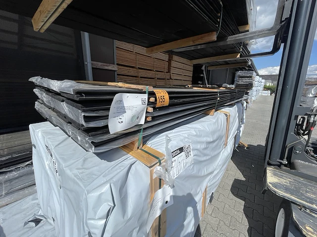 Ca. 50x douglas wisselsponning/halfhoutsrabat zwart gecoat, 18x190mm, lengte 400cm - afbeelding 2 van  3