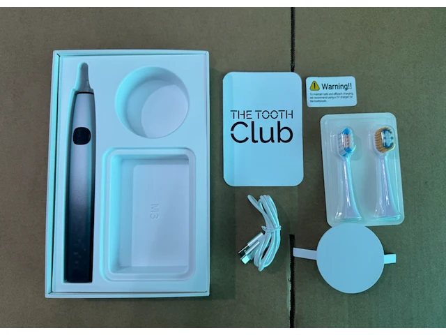 Ca. 50x elektrische tandenborstel, 2 borstelkopjes (zacht & medium), usb-c laadkabel, the tooth club - afbeelding 1 van  2