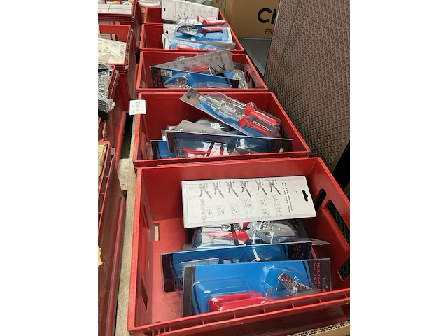 Ca. 50x handgereedschap met transportkratten - afbeelding 1 van  6