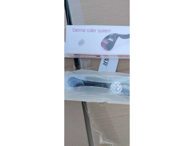 Ca. 50x items waaronder: derma rollers (26), accu zeeppompje (12), zeep en shampoo rekjes(12) - afbeelding 1 van  4
