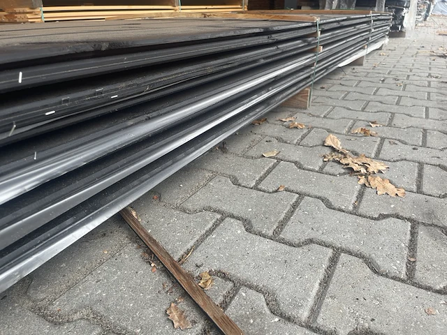 Ca. 50x wisselsponning/halfhoutsrabat zwart gecoat, 18x190mm, lengte 400cm - afbeelding 2 van  3