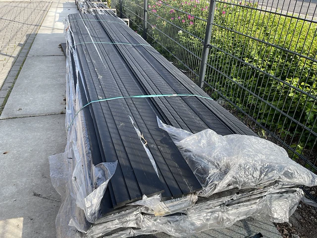 Ca. 50x zweeds rabat zwart gecoat, 16x195mm, lengte 450cm - afbeelding 1 van  3