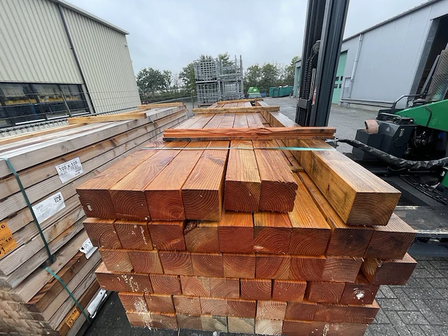 Ca. 52x douglas balken fijnbezaagd, 120x120mm, lengte 400cm - afbeelding 1 van  3