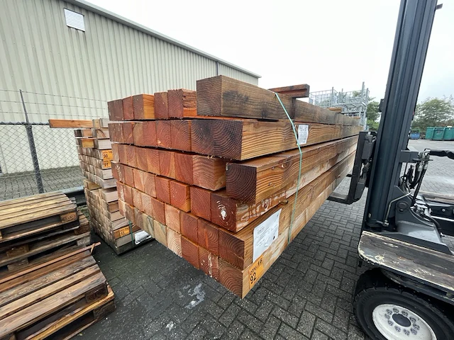 Ca. 52x douglas balken fijnbezaagd, 120x120mm, lengte 400cm - afbeelding 2 van  3
