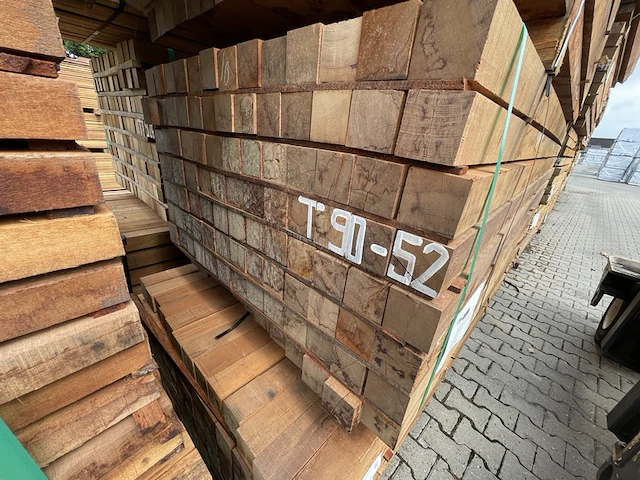 Ca. 52x massaranduba palen fijnbezaagd, 70x70mm, lengte 275cm - afbeelding 2 van  3