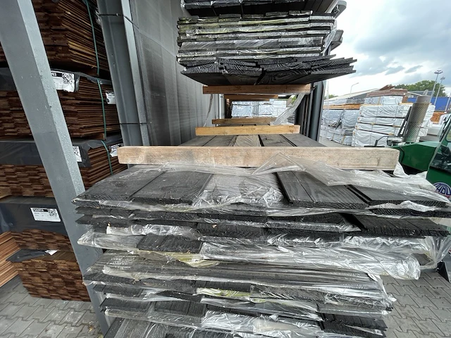 Ca. 54x douglas veer en groef zwart gecoat, 18x190mm, lengte 500cm - afbeelding 1 van  3