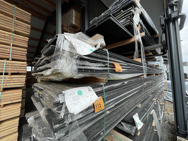 Ca. 54x douglas veer en groef zwart gecoat, 18x190mm, lengte 500cm - afbeelding 2 van  3