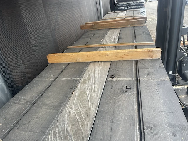 Ca. 54x veer en groef zwart gecoat, 18x185mm, lengte 500cm - afbeelding 1 van  3