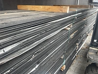 Ca. 54x veer en groef zwart gecoat, 18x185mm, lengte 500cm - afbeelding 2 van  3