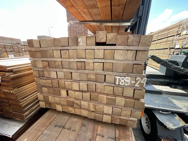 Ca. 56x guyana teak palen fijnbezaagd, 68x68mm, lengte 305cm - afbeelding 3 van  4