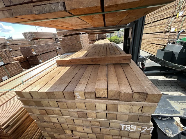 Ca. 56x guyana teak palen fijnbezaagd, 70x70mm, lengte 275cm - afbeelding 1 van  4