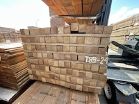 Ca. 56x guyana teak palen fijnbezaagd, 70x70mm, lengte 275cm - afbeelding 3 van  4
