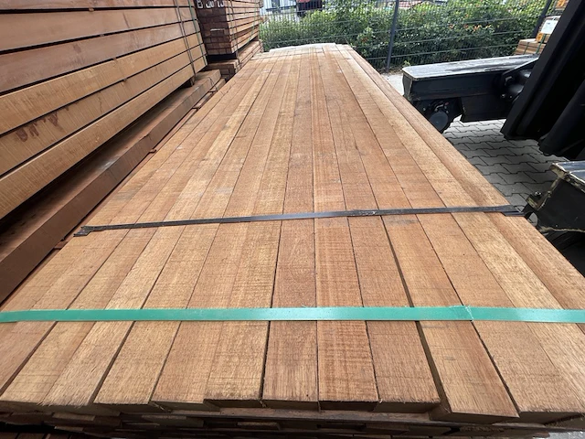 Ca. 56x massaranduba palen fijnbezaagd , 68x68mm, lengte 305cm - afbeelding 1 van  4