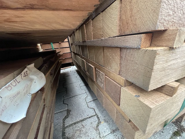 Ca. 56x massaranduba palen fijnbezaagd , 68x68mm, lengte 305cm - afbeelding 4 van  4