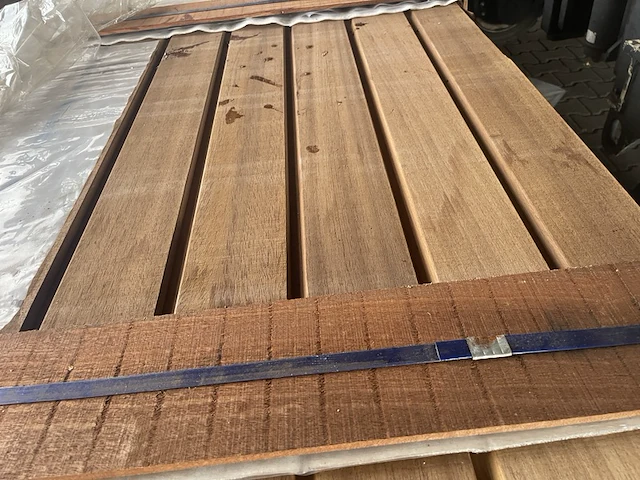 Ca. 56x thermo ayous channelsiding, 18x137mm, lengte 450cm - afbeelding 1 van  3