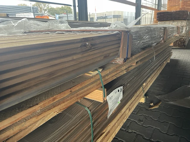 Ca. 56x thermo ayous channelsiding, 18x137mm, lengte 450cm - afbeelding 2 van  3