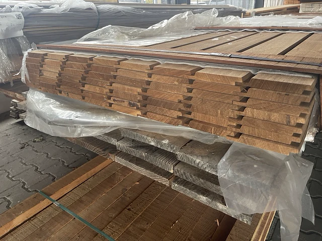 Ca. 56x thermo ayous channelsiding, 18x137mm, lengte 450cm - afbeelding 3 van  3