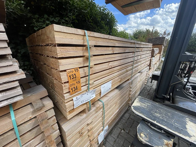 Ca. 59x douglas planken fijnbezaagd, 32x150mm, lengte 300cm - afbeelding 2 van  3