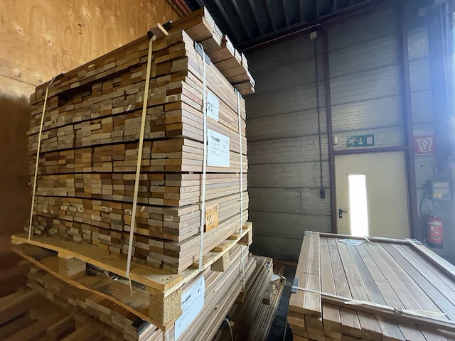 Ca. 600x ipé planken geschaafd country grade, 21x70mm, lengte 576/65cm, 24/125cm - afbeelding 2 van  3