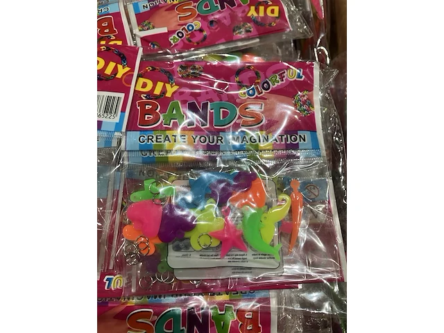 Ca. 600x loomband/ armband bedeltjes - afbeelding 2 van  4