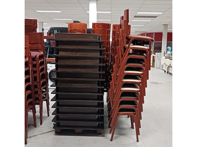 Ca. 60x stapelstoel en 13x tafel, bruin - afbeelding 3 van  8