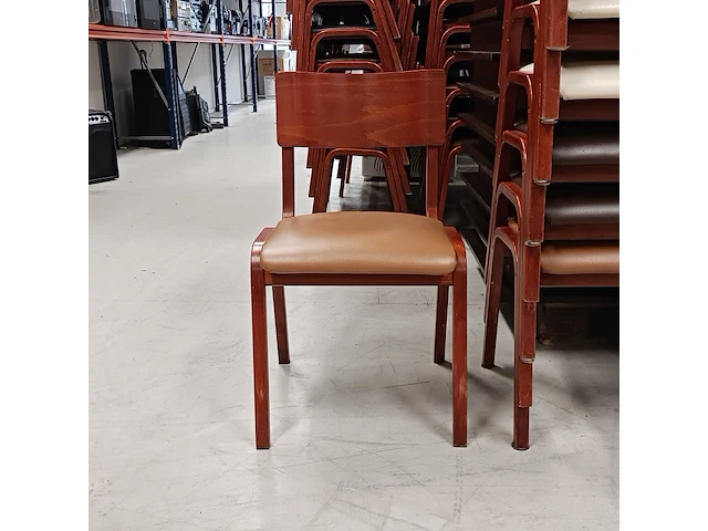 Ca. 60x stapelstoel en 13x tafel, bruin - afbeelding 7 van  8