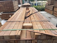 Ca. 61x massaranduba palen fijnbezaagd , 70x70mm, lengte 61/275cm - afbeelding 1 van  3