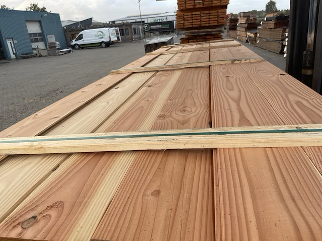 Ca. 63x douglas veer en groef, 18x135mm, lengte 400cm - afbeelding 1 van  3
