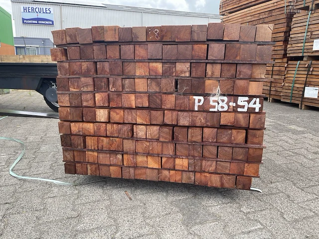 Ca. 65x massaranduba palen fijnbezaagd, 60x60mm, lengte 305cm - afbeelding 3 van  4