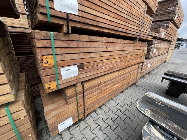 Ca. 65x massaranduba palen fijnbezaagd, 60x60mm, lengte 305cm - afbeelding 4 van  4