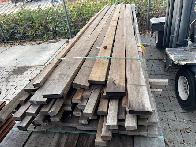 Ca. 65x partij hardhouten latten, lengte 400cm - afbeelding 1 van  3