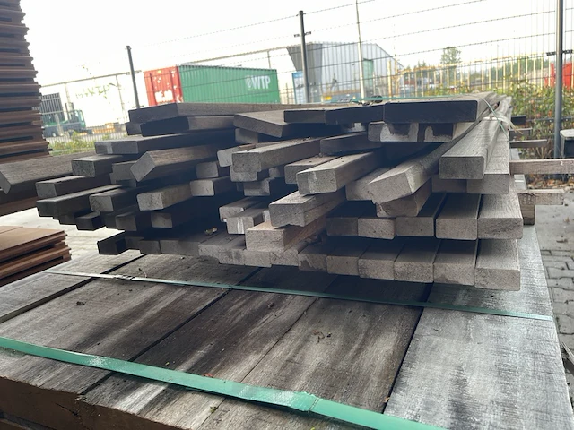 Ca. 65x partij hardhouten latten, lengte 400cm - afbeelding 3 van  3