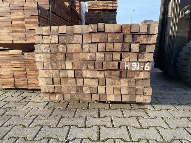 Ca. 68x massaranduba palen fijnbezaagd, 60x60, lengte 305cm - afbeelding 3 van  4