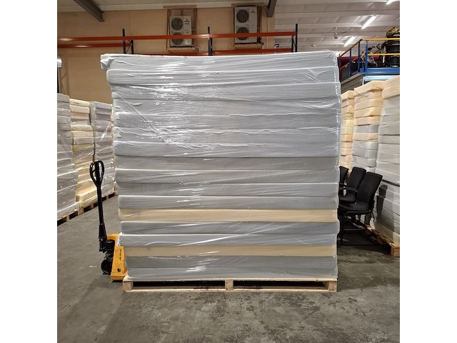 Ca. 68x matras zonder hoes - afbeelding 1 van  9