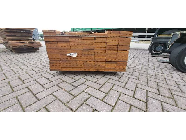 Ca. 69x guyana teak vlonderplanken, 27x145mm, lengte 305cm - afbeelding 3 van  4