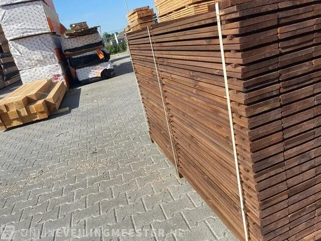 Ca. 70x grenen channelsiding bruin geïmpregneerd, 18x135mm, lengte 360cm - afbeelding 2 van  3