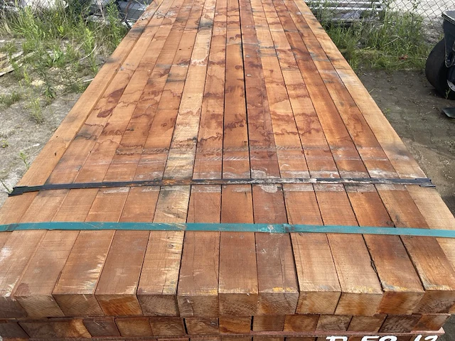 Ca. 70x massaranduba palen fijnbezaagd, 60x60mm, lengte 305cm - afbeelding 1 van  4