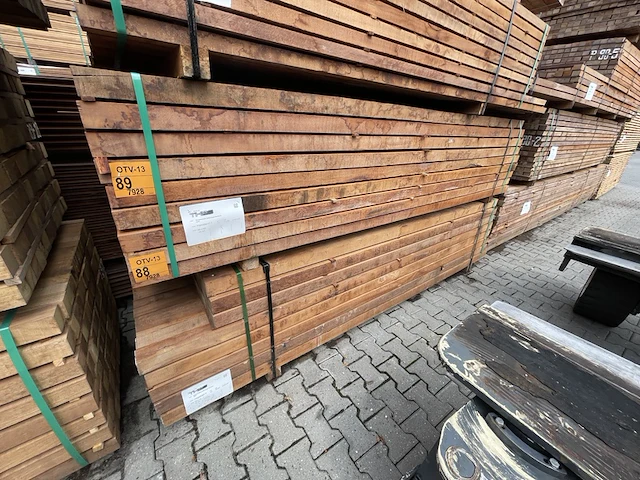 Ca. 70x massaranduba palen fijnbezaagd, 60x60mm, lengte 305cm - afbeelding 4 van  4