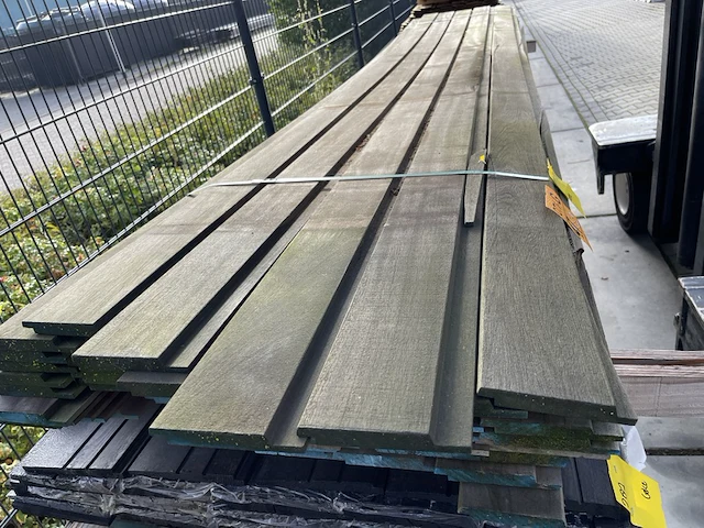 Ca. 70x thermo ayous channelsiding, 19x130mm, lengte 400cm - afbeelding 1 van  3