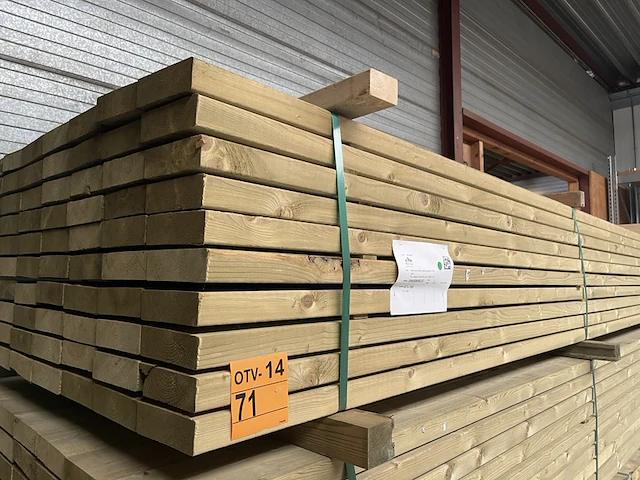 Ca. 70x vuren regels geschaafd groen geïmpregneerd, 42x143mm, lengte 360cm - afbeelding 2 van  3
