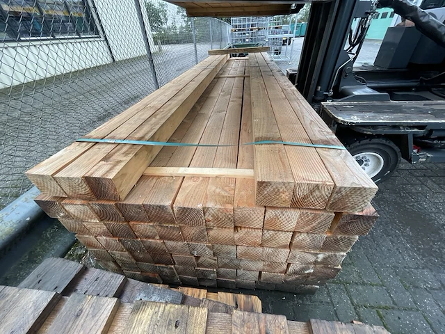 Ca. 72x douglas balken fijnbezaagd, 100x100mm, lengte 400cm - afbeelding 1 van  3