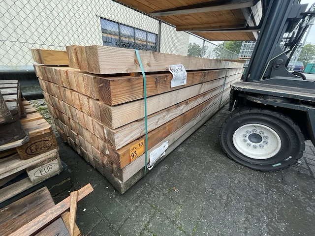 Ca. 72x douglas balken fijnbezaagd, 100x100mm, lengte 400cm - afbeelding 2 van  3