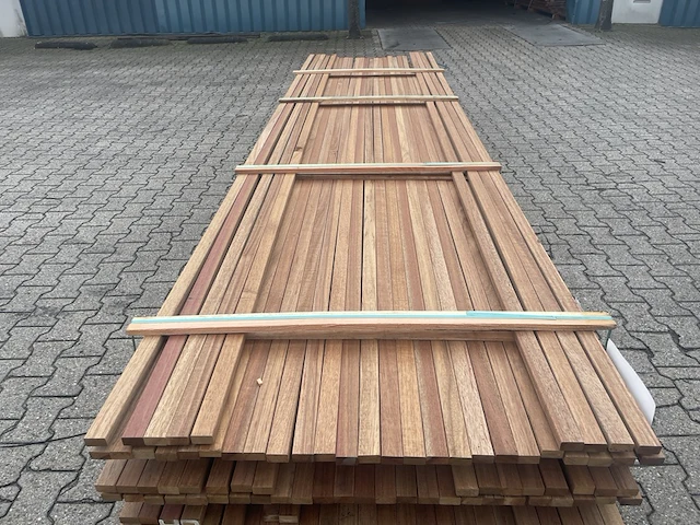 Ca. 75x guyana teak latten geschaafd, 20x40mm, lengte 34/300cm, 41/400cm - afbeelding 1 van  3