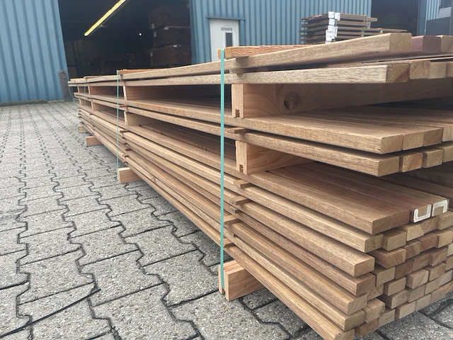 Ca. 75x guyana teak latten geschaafd, 20x40mm, lengte 34/300cm, 41/400cm - afbeelding 2 van  3