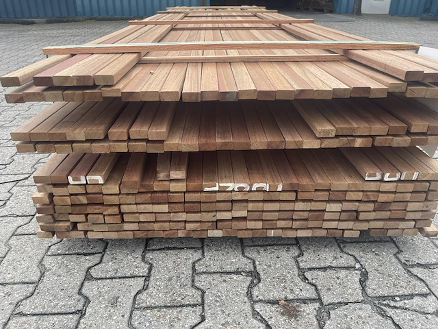 Ca. 75x guyana teak latten geschaafd, 20x40mm, lengte 34/300cm, 41/400cm - afbeelding 3 van  3