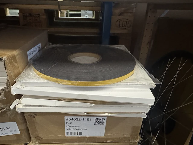 Ca. 75x rol zelfklevende magneetband 25 m - afbeelding 2 van  4