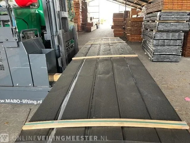 Ca. 80x douglas gg (veer en groef) zwart gecoat , 18x135mm, lengte 570cm - afbeelding 1 van  3