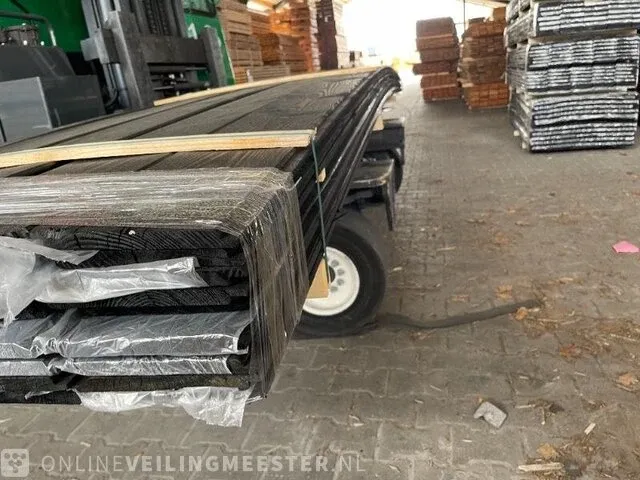 Ca. 80x douglas gg (veer en groef) zwart gecoat , 18x135mm, lengte 570cm - afbeelding 2 van  3